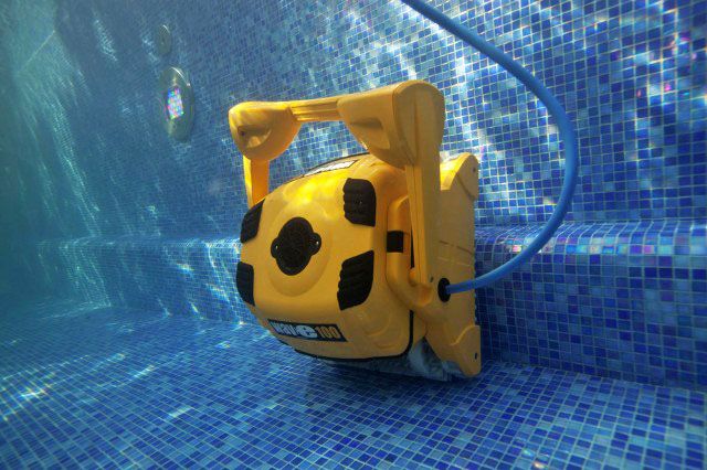 Робот для очистки бассейнов Dolphin Wave 100. Спорткомплекс SKV